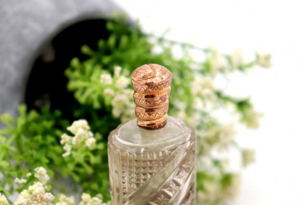 Frasco de perfume em vidro lapidado com tampa em ouro